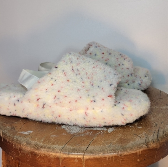 Old Navy sherpa slides multi-colored, with elastic. Size 10 - Picture 6 of 11